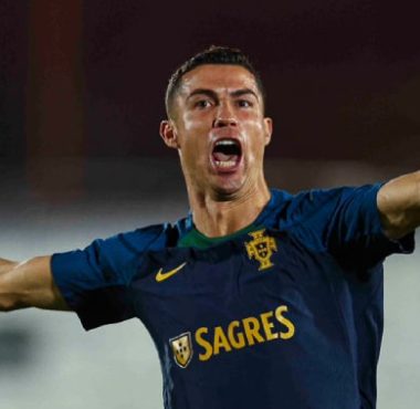 Ronaldo signs for Al-Nassr.. and the player arrives in Riyadh on Sunday
