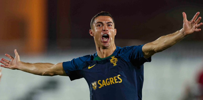 Ronaldo signs for Al-Nassr.. and the player arrives in Riyadh on Sunday