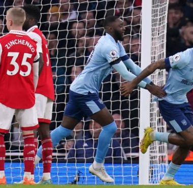 Arsenal slip up again to open the door for Man City