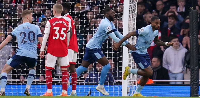 Arsenal slip up again to open the door for Man City