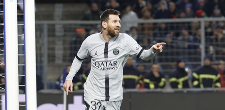 Mbappe misses two penalties before injury as Lionel Messi