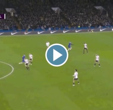 Video: Wonderful pass from Ziyech to Havertz but he hits the POST!