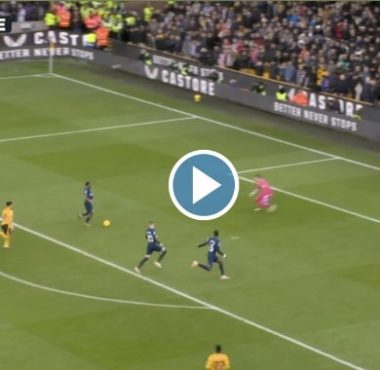 Video: Raheem Sterling has TWO players next to him but DOESN'T PASS THE BALL