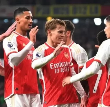 Arsenal Thump Newcastle 4-1 Close In on Premier League Top Spot