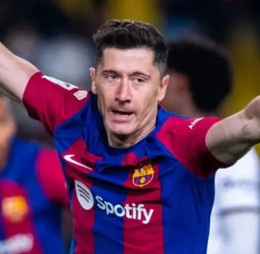 Lewandowski’s Hat-Trick Heroics Propel Barcelona to Victory Over 10-Man Valencia