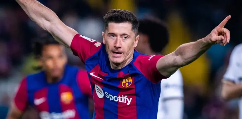 Lewandowski’s Hat-Trick Heroics Propel Barcelona to Victory Over 10-Man Valencia