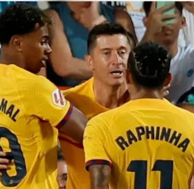 Robert Lewandowski Lights Up Valencia as Barcelona Starts Strong